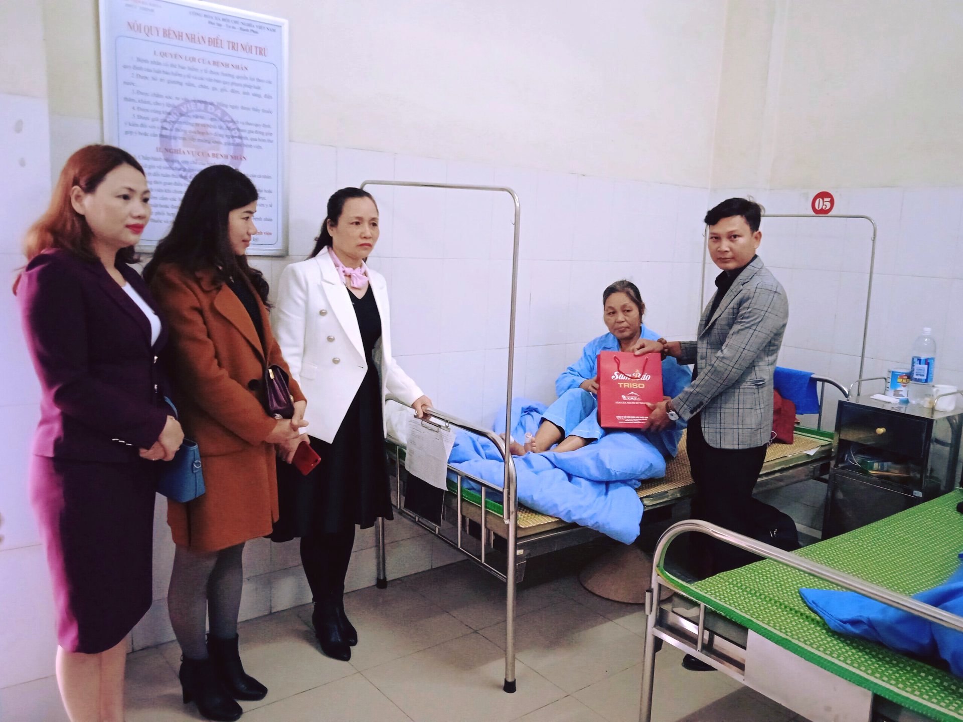 Sâm Báo Triso trao quà cho bệnh nhân tại Bệnh viện đa khoa Phúc Thịnh - Thanh Hóa