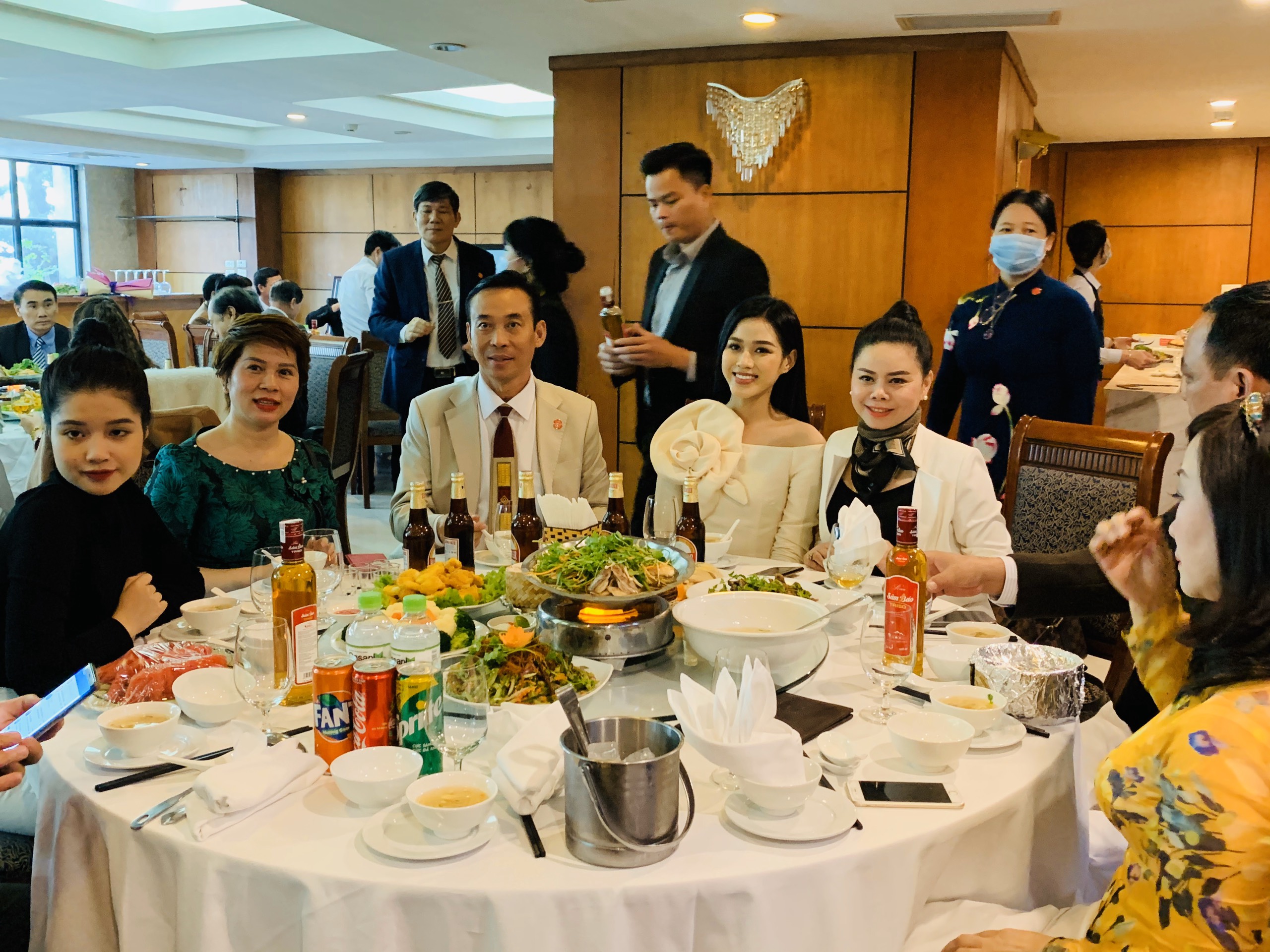 Hoa hậu Đỗ Thị Hà hào hứng thưởng thức Rượu Sâm Báo Triso - Thức uống mang hồn cốt xứ Thanh tại Tiệc họ Trần Việt Nam tại Hà Nội