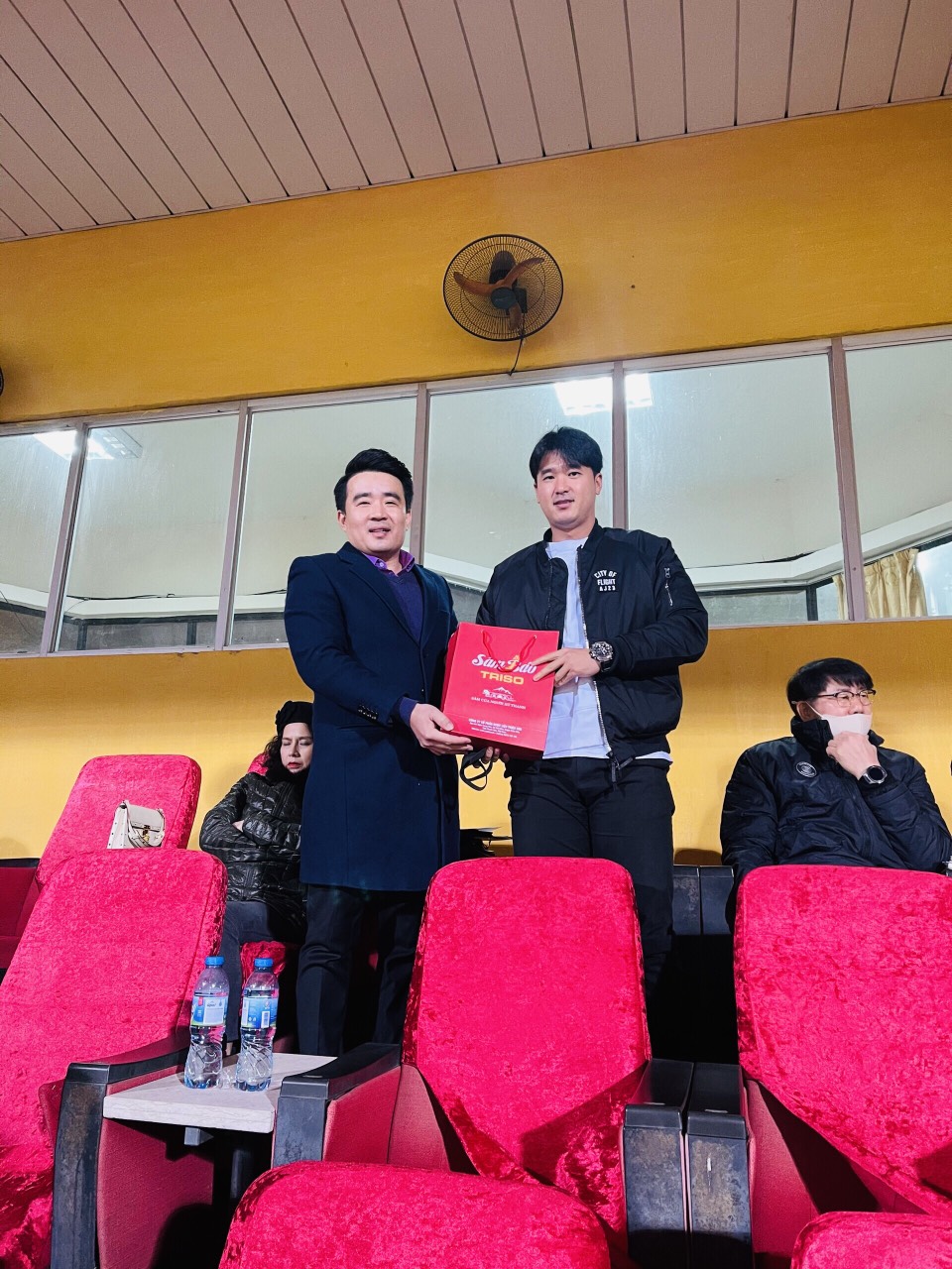 Sâm Báo Triso tặng quà Trợ lý của HLV Park Hang Seo