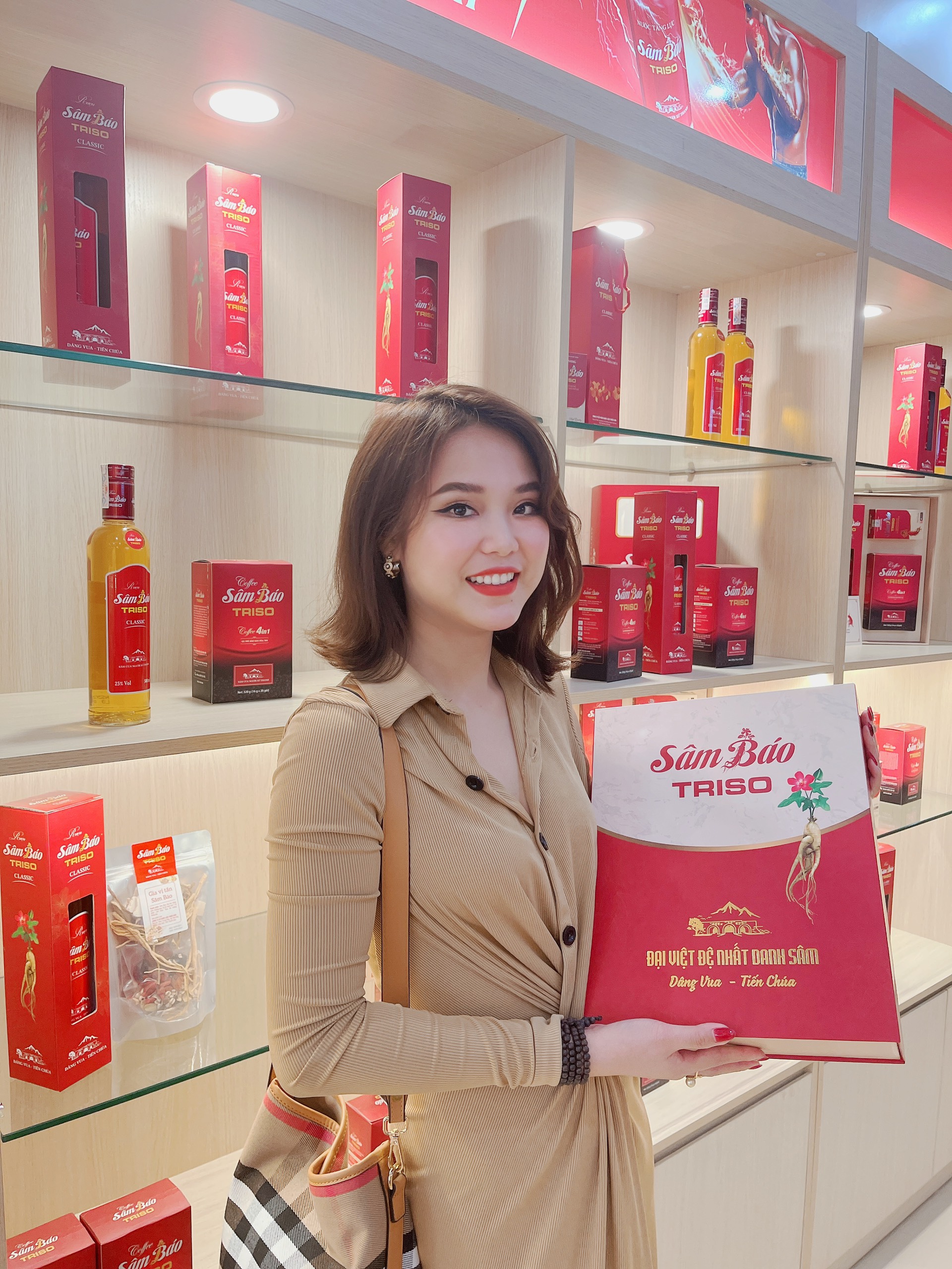 Trúc Linh - Người đẹp các dân tộc xứ Thanh đến tham quan Showroom Sâm Báo Triso tại Thanh Hóa